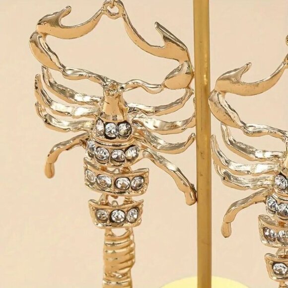 Scorpion Design Shiny Rhinestone Earrings (Color: Golden) - Picture 3 of 4